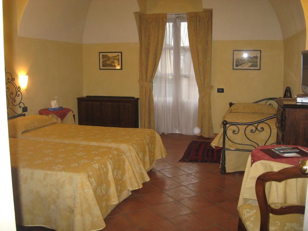 Hotel Palazzo Di Mezzo Carrù Pokój zdjęcie