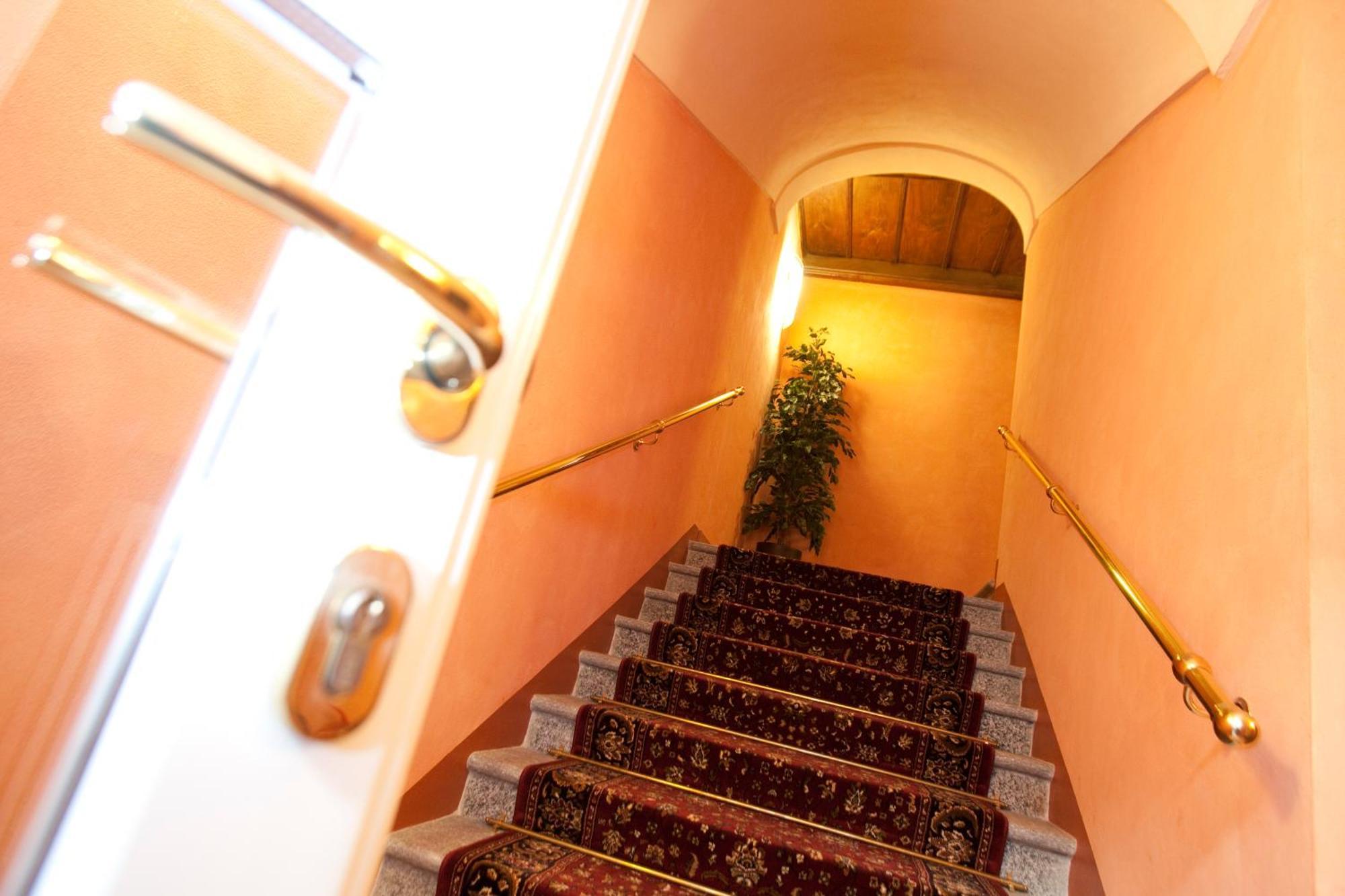 Hotel Palazzo Di Mezzo Carrù Zewnętrze zdjęcie