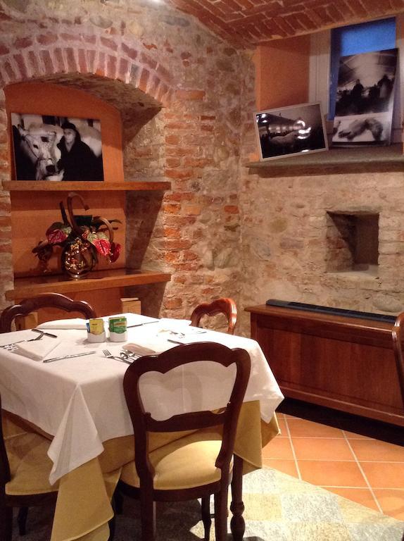 Hotel Palazzo Di Mezzo Carrù Zewnętrze zdjęcie