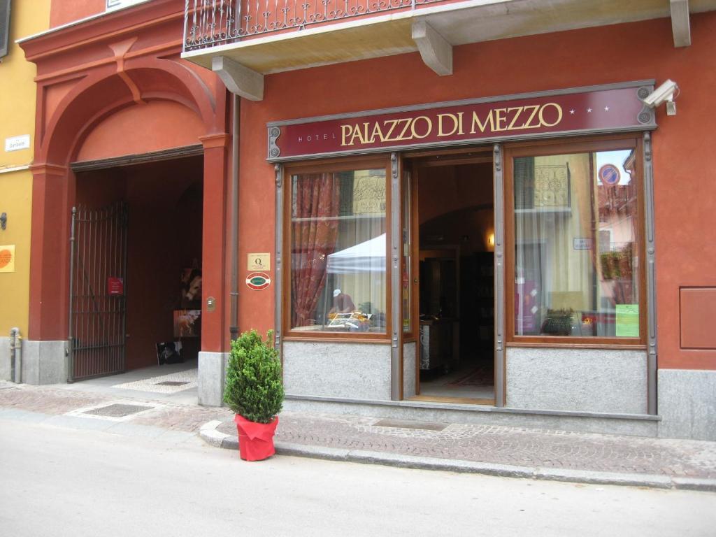 Hotel Palazzo Di Mezzo Carrù Zewnętrze zdjęcie