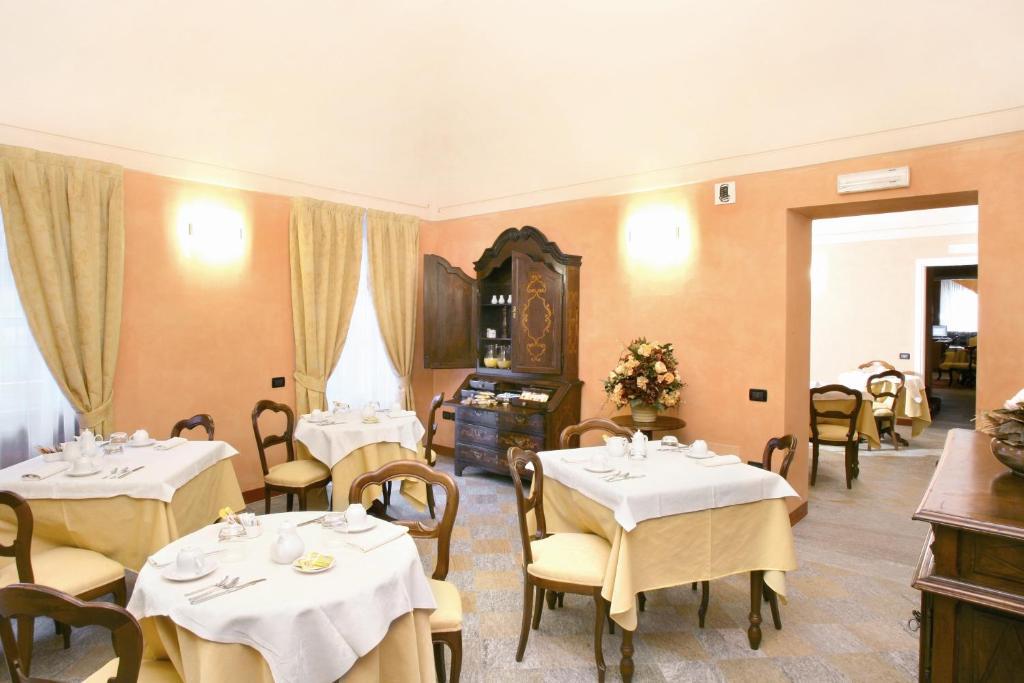 Hotel Palazzo Di Mezzo Carrù Zewnętrze zdjęcie