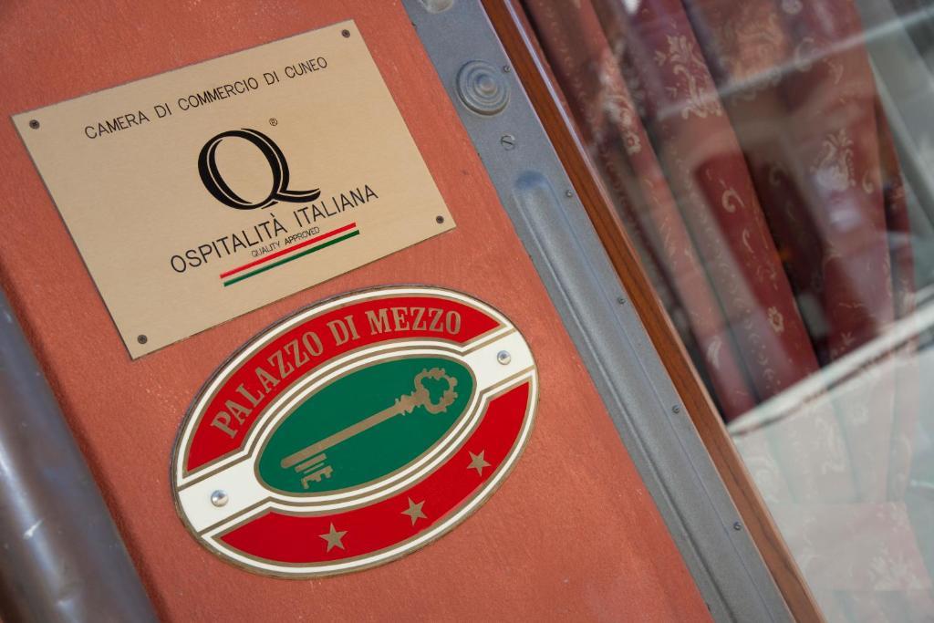 Hotel Palazzo Di Mezzo Carrù Zewnętrze zdjęcie
