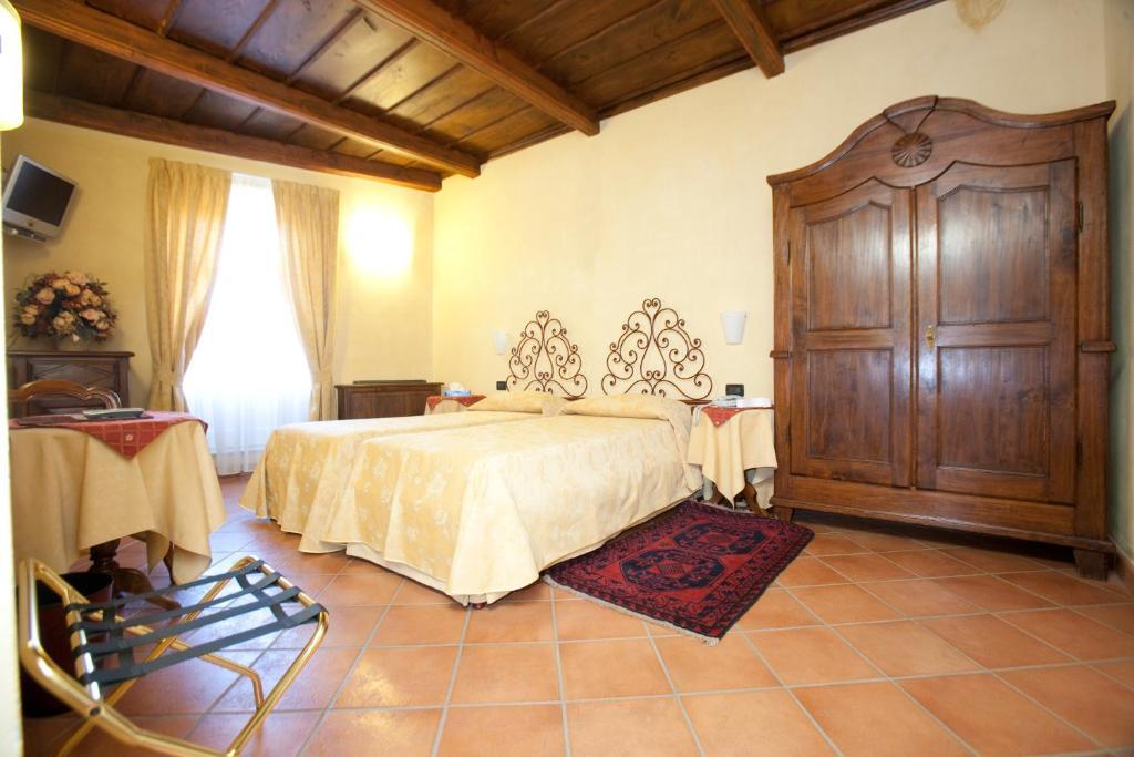 Hotel Palazzo Di Mezzo Carrù Zewnętrze zdjęcie