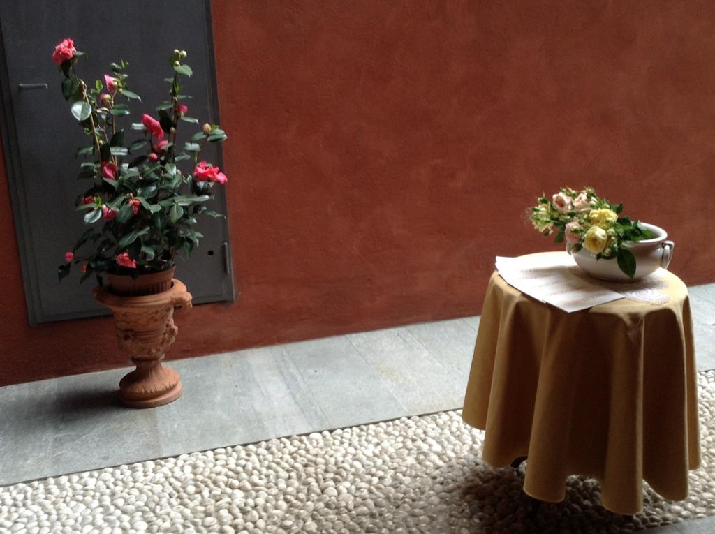 Hotel Palazzo Di Mezzo Carrù Zewnętrze zdjęcie