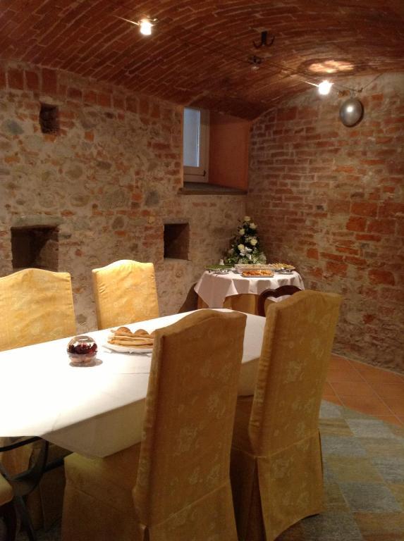 Hotel Palazzo Di Mezzo Carrù Zewnętrze zdjęcie