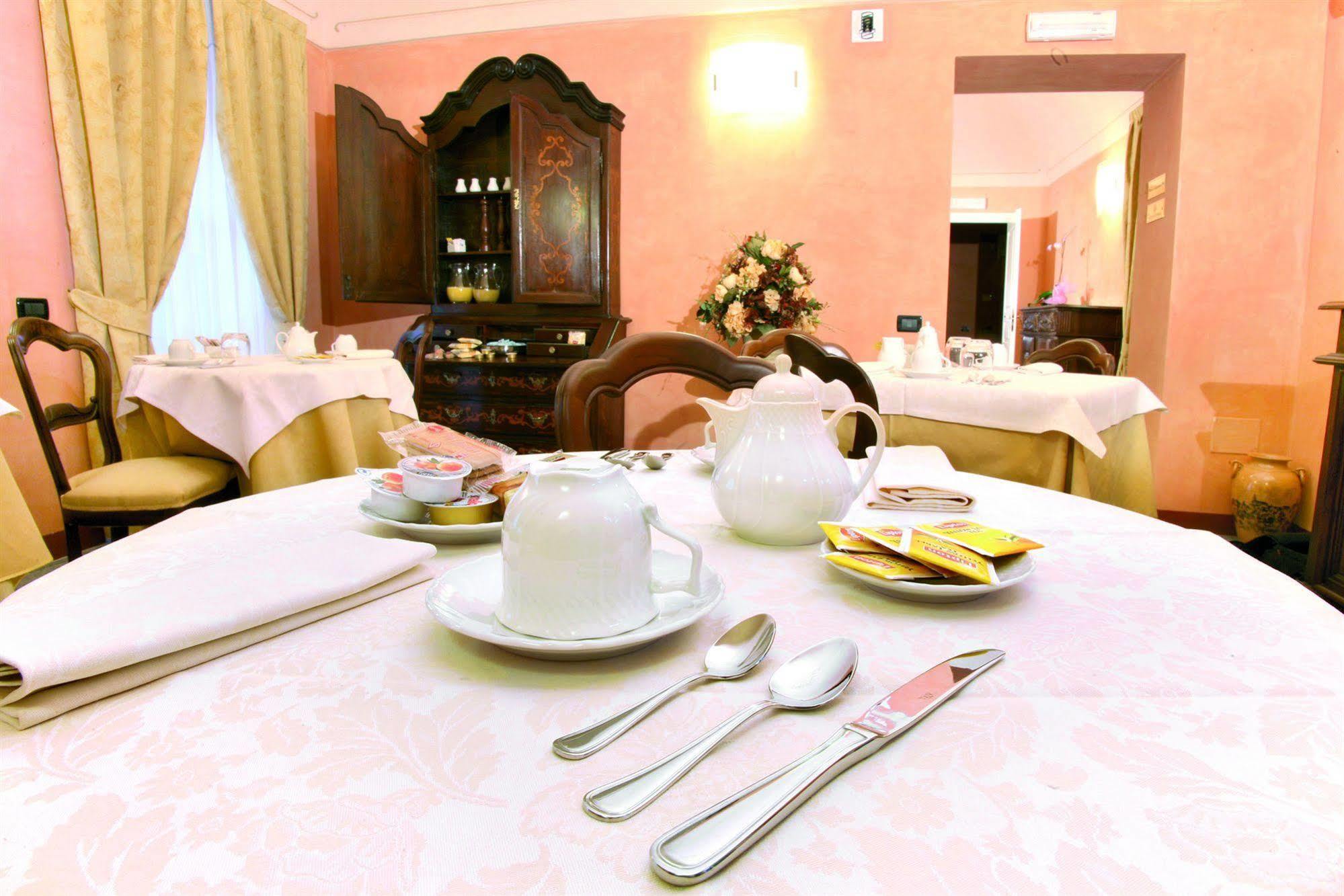 Hotel Palazzo Di Mezzo Carrù Zewnętrze zdjęcie