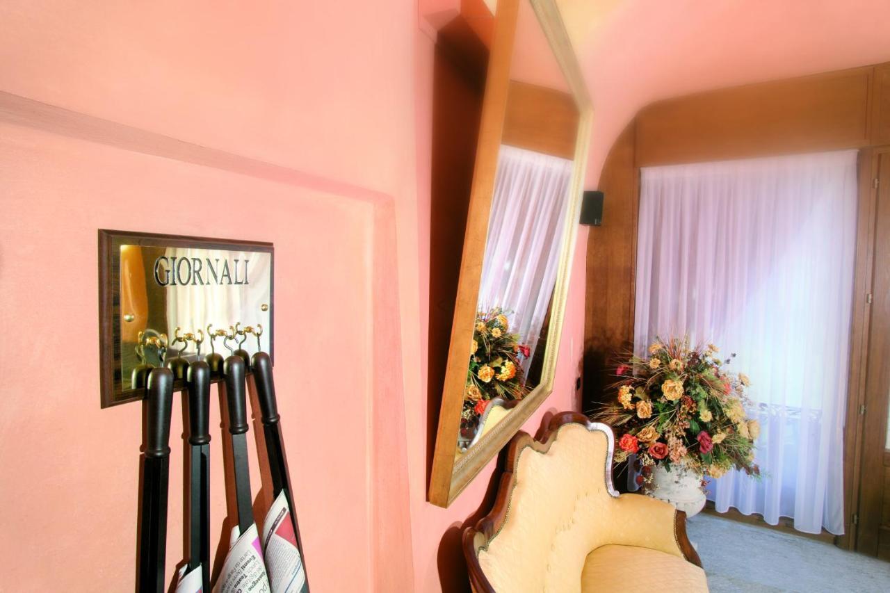 Hotel Palazzo Di Mezzo Carrù Zewnętrze zdjęcie