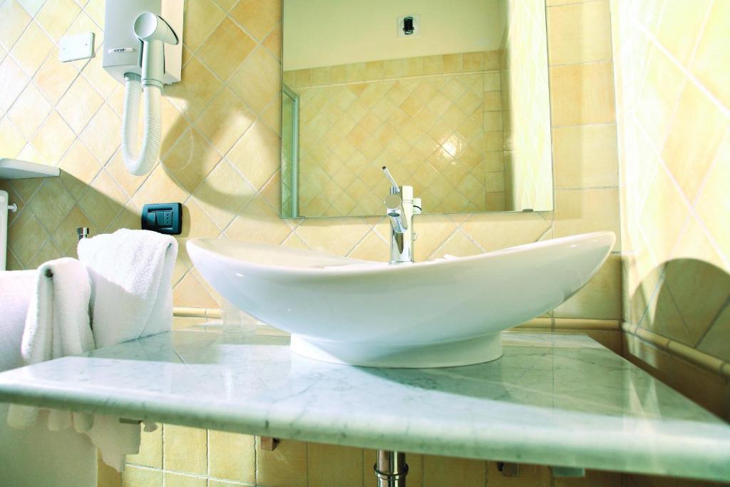 Hotel Palazzo Di Mezzo Carrù Zewnętrze zdjęcie